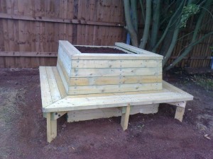 Seated planter with removable lid for drain access
